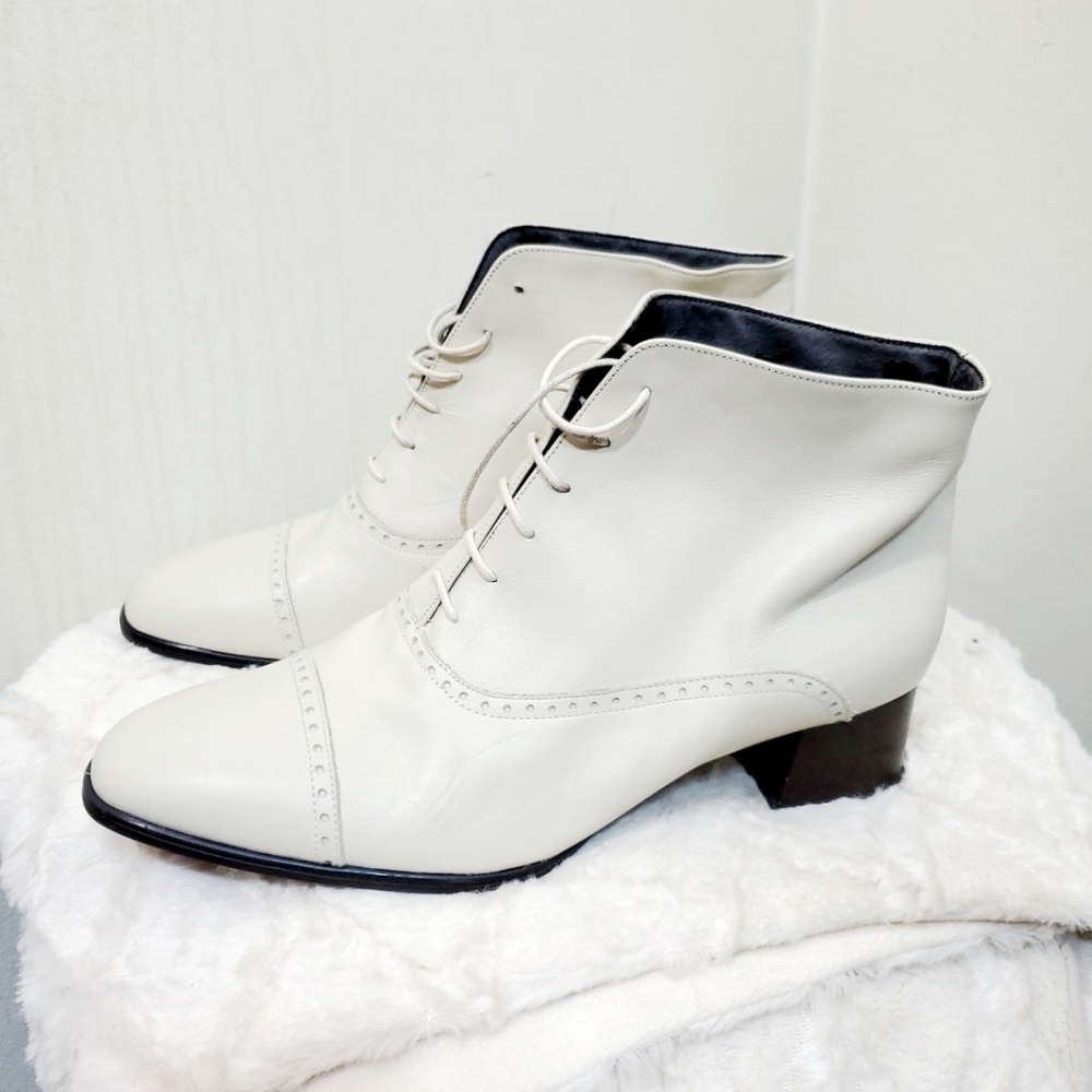 Vintage Sudini off white leather granny lace up boots. Size 10